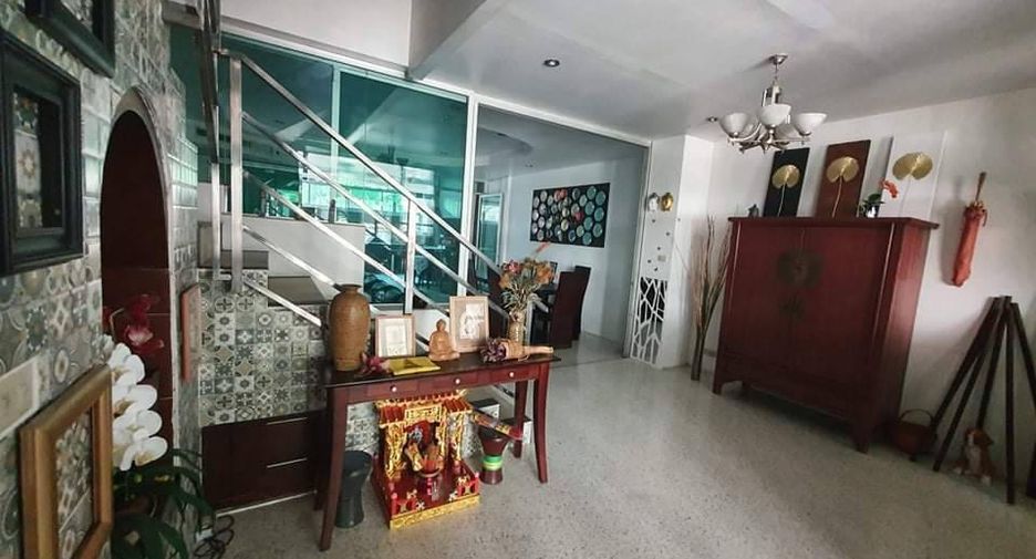 For rent 4 ベッドルーム townhouse in Yan Nawa, Bangkok