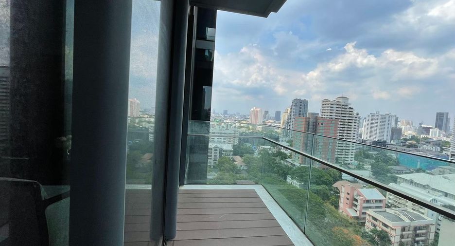 Condo en alquiler y en venta de 3 habitaciones en Khlong Toei, Bangkok