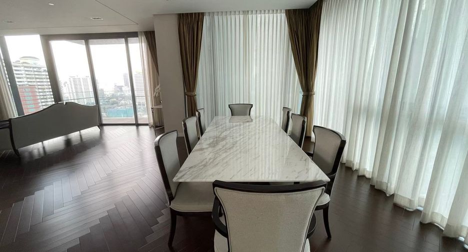 Condo en alquiler y en venta de 3 habitaciones en Khlong Toei, Bangkok