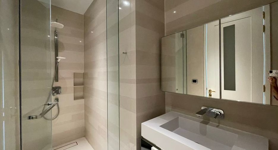 Condo en alquiler y en venta de 3 habitaciones en Khlong Toei, Bangkok