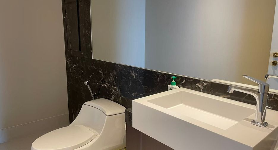 Condo en alquiler y en venta de 3 habitaciones en Khlong Toei, Bangkok