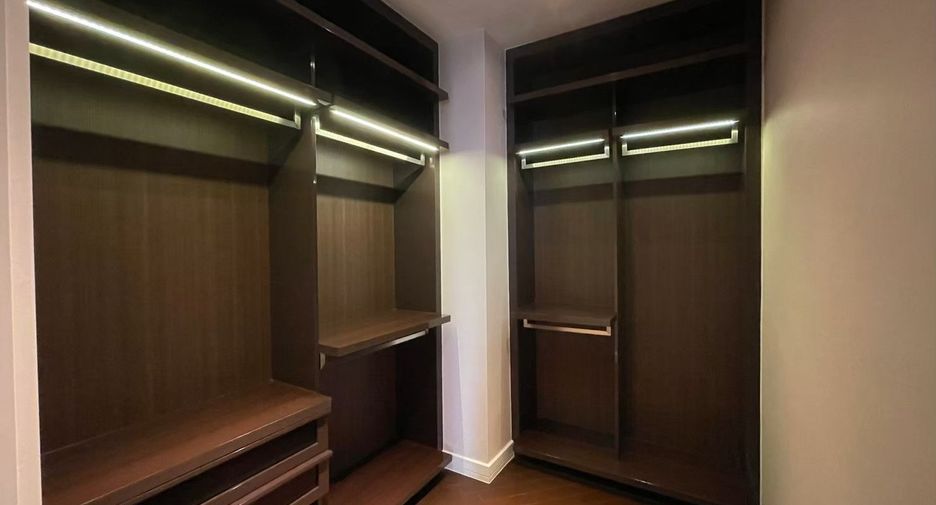 Condo en alquiler y en venta de 3 habitaciones en Khlong Toei, Bangkok