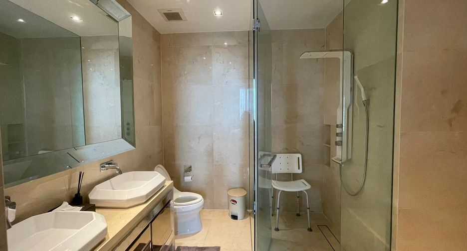 Condo en alquiler y en venta de 3 habitaciones en Khlong Toei, Bangkok