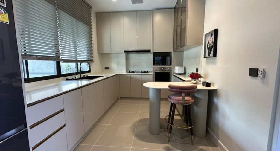 For rent 5 bedrooms house in Lat Krabang, Bangkok