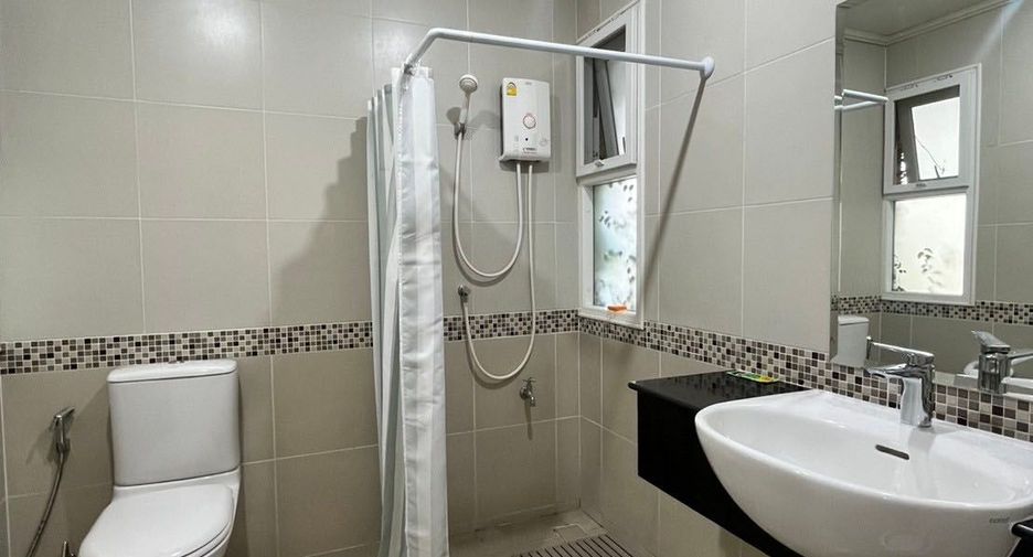 For rent 4 bedrooms house in Mueang Chiang Mai, Chiang Mai