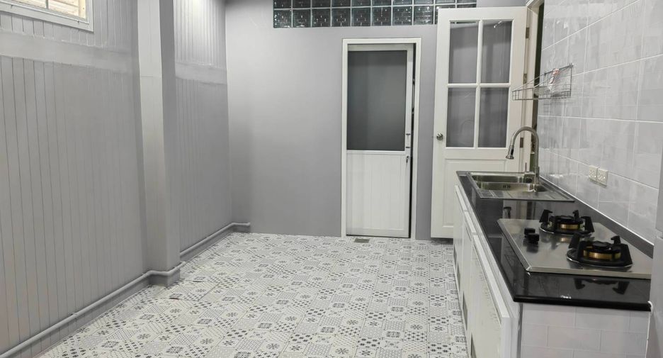 For rent 4 bedrooms house in Bang Na, Bangkok