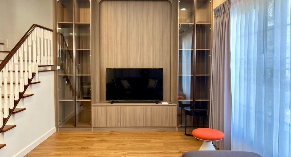 For rent 4 bedrooms house in Bang Na, Bangkok