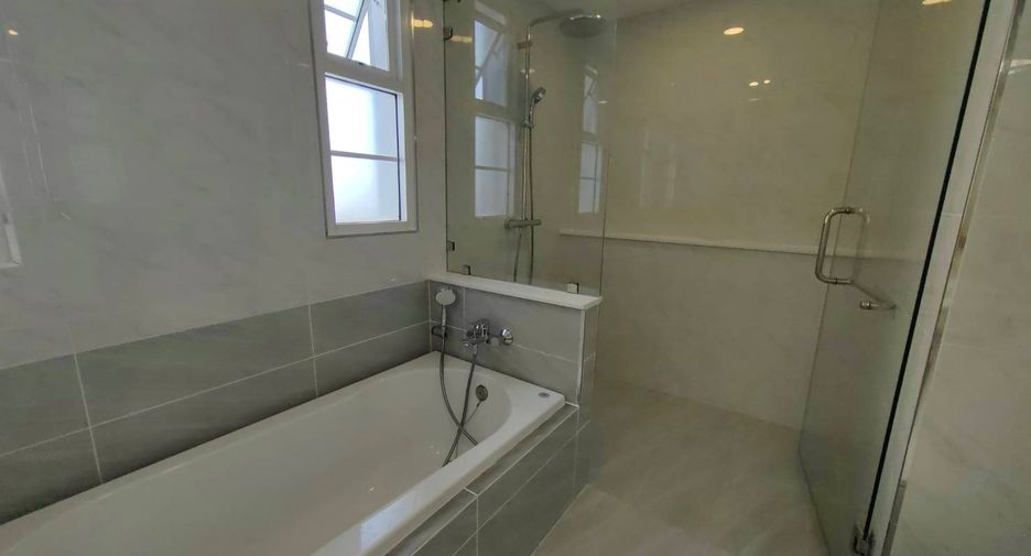 For rent 4 bedrooms house in Bang Na, Bangkok