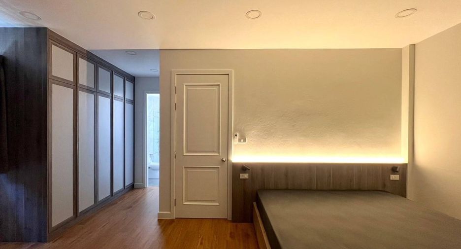 For rent 4 bedrooms house in Bang Na, Bangkok
