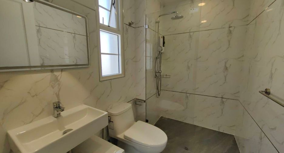 For rent 4 bedrooms house in Bang Na, Bangkok