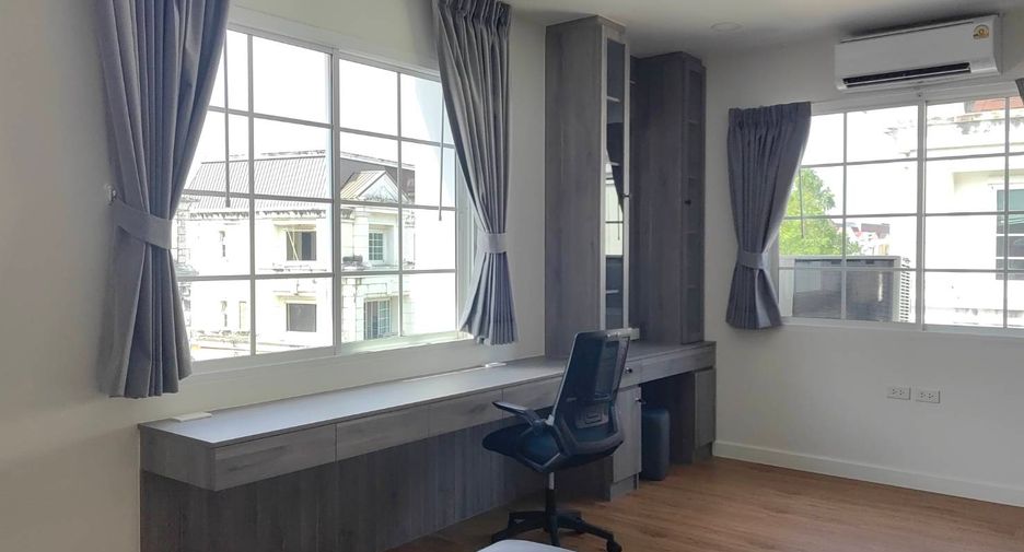 For rent 4 bedrooms house in Bang Na, Bangkok