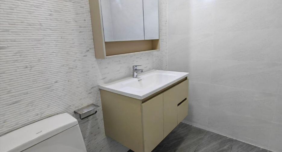 For rent 4 bedrooms house in Bang Na, Bangkok