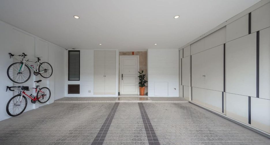 For sale 2 bedrooms townhouse in Watthana, Bangkok