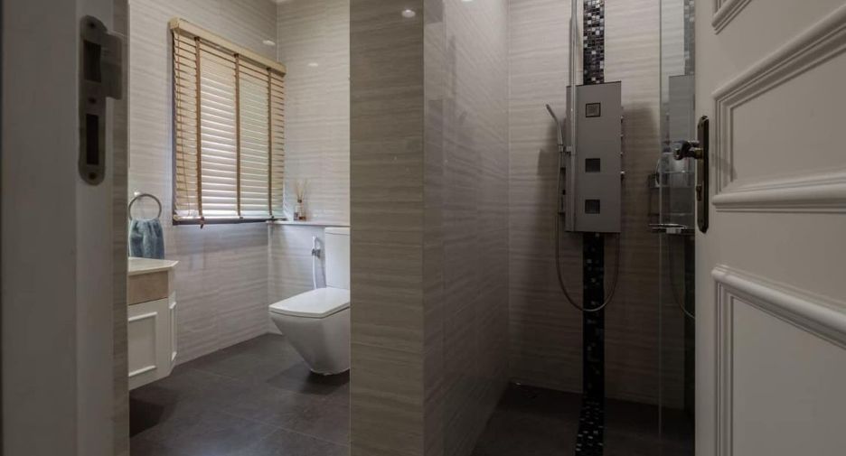 For sale 2 bedrooms townhouse in Watthana, Bangkok