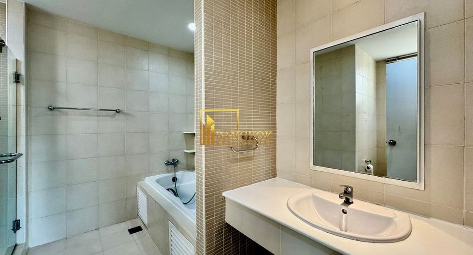 Haus zur Miete mit 4 Zimmer in Watthana, Bangkok