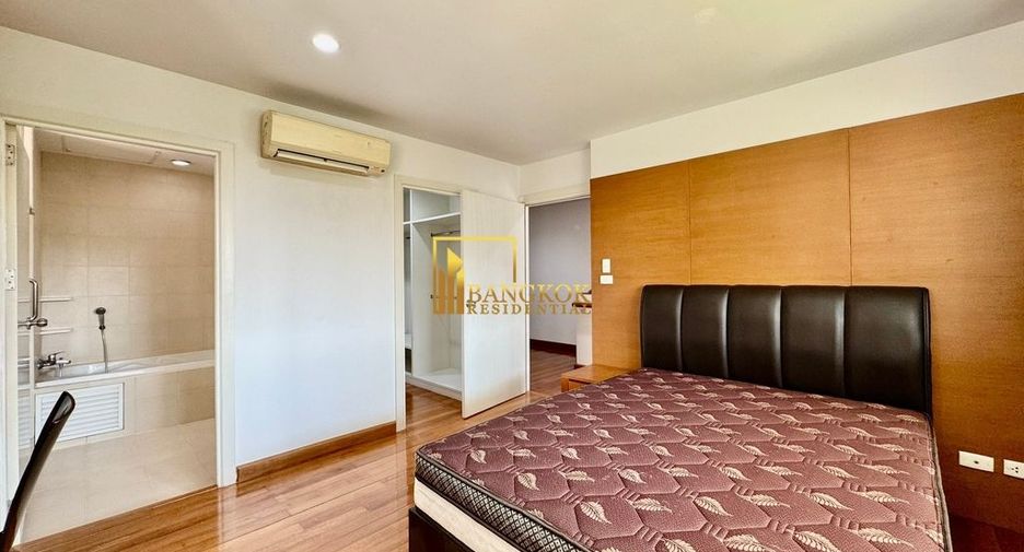 Haus zur Miete mit 4 Zimmer in Watthana, Bangkok