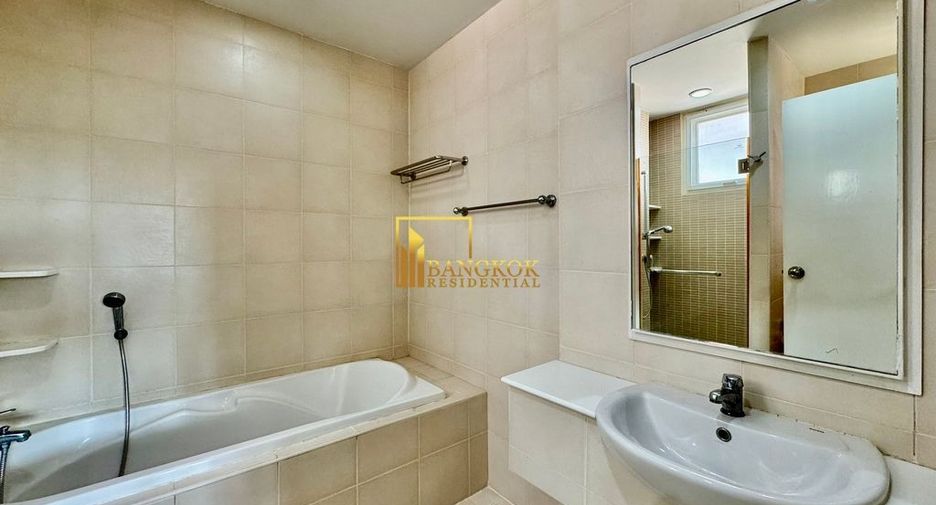 Haus zur Miete mit 4 Zimmer in Watthana, Bangkok