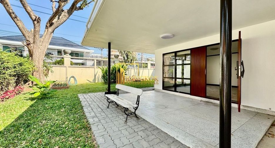 For rent 3 bedrooms house in Watthana, Bangkok