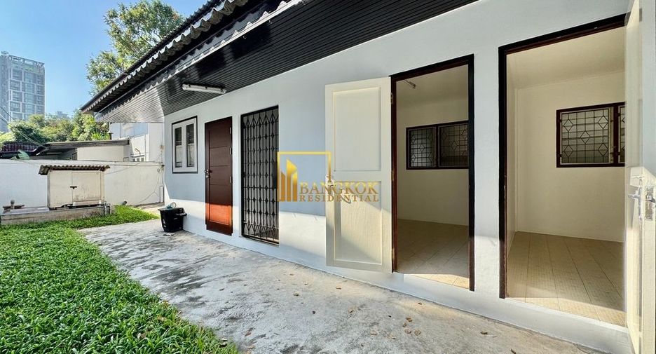 For rent 3 bedrooms house in Watthana, Bangkok