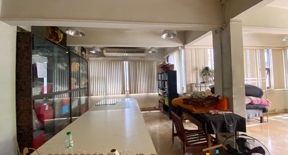 For sale 4 bedrooms retail Space in Watthana, Bangkok