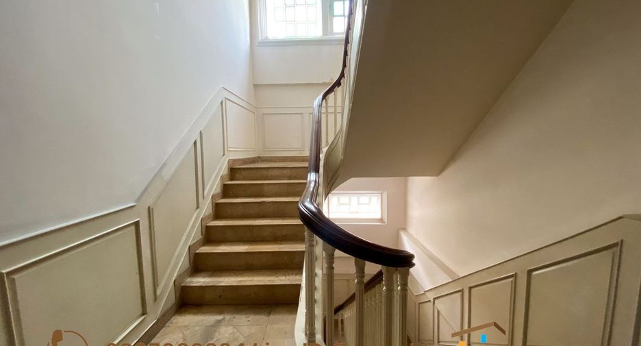 For sale 4 bedrooms retail Space in Watthana, Bangkok