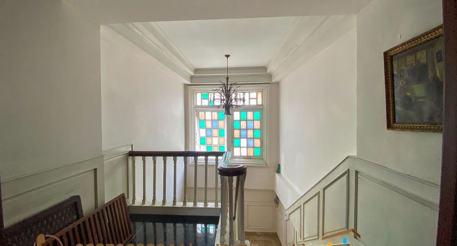 For sale 4 bedrooms retail Space in Watthana, Bangkok