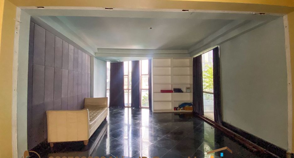 For sale 4 bedrooms retail Space in Watthana, Bangkok