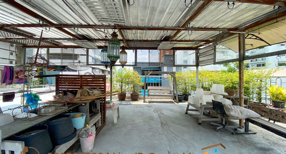 For sale 4 bedrooms retail Space in Watthana, Bangkok