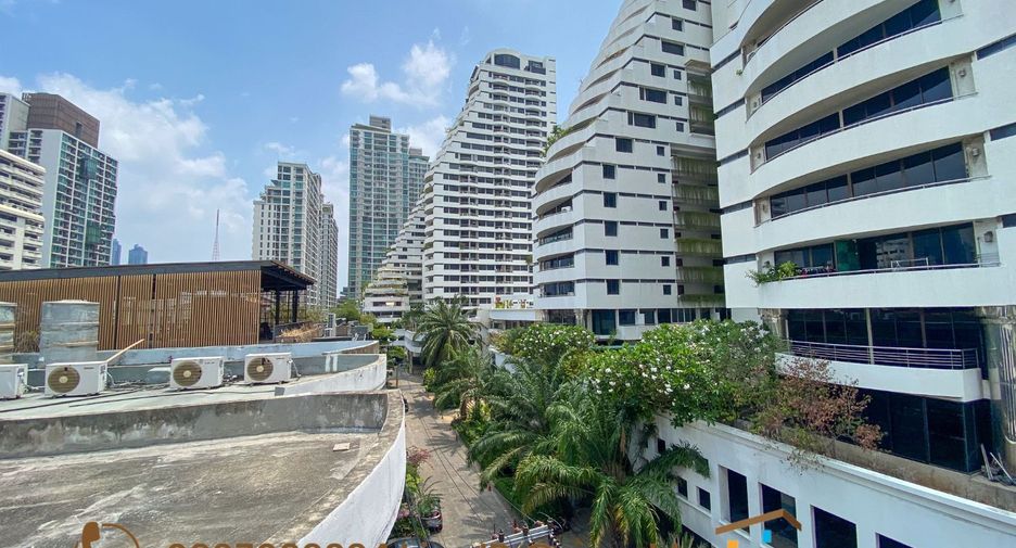 For sale 4 bedrooms retail Space in Watthana, Bangkok