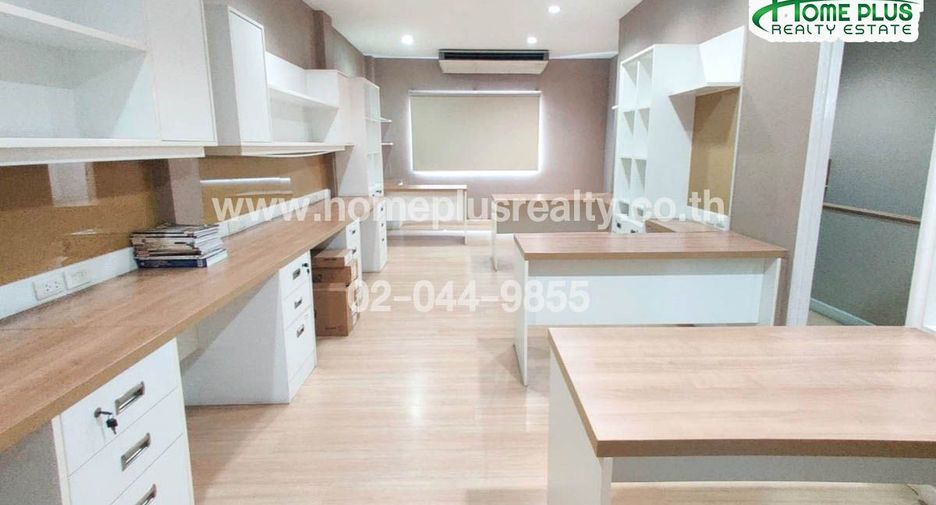 Reihenhaus zum Kauf mit Studio in Saphan Sung, Bangkok