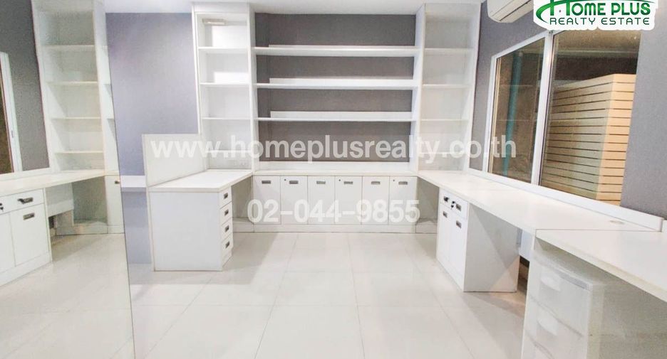 Reihenhaus zum Kauf mit Studio in Saphan Sung, Bangkok