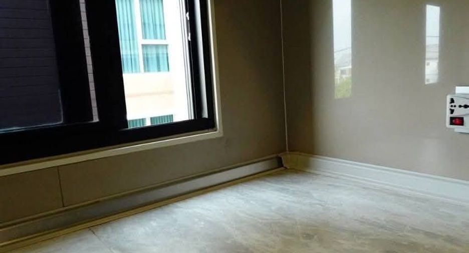 For sale 2 bedrooms condo in Wang Thonglang, Bangkok