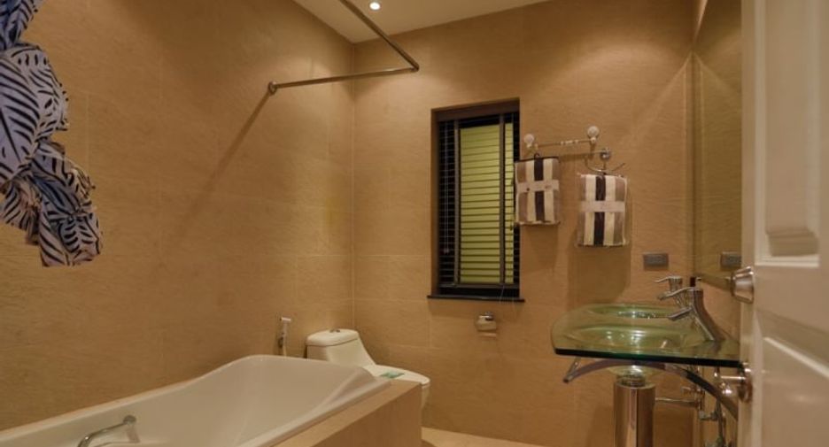 For sale 4 bedrooms villa in Bang Lamung, Chonburi