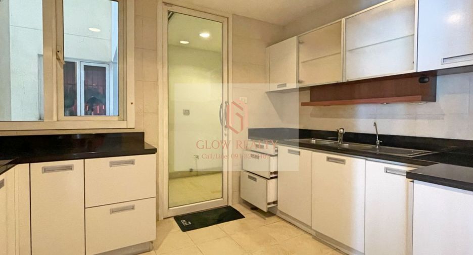 For rent 3 Beds condo in Khlong Toei, Bangkok