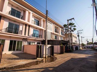 For sale 4 bed townhouse in Mueang Phetchabun, Phetchabun