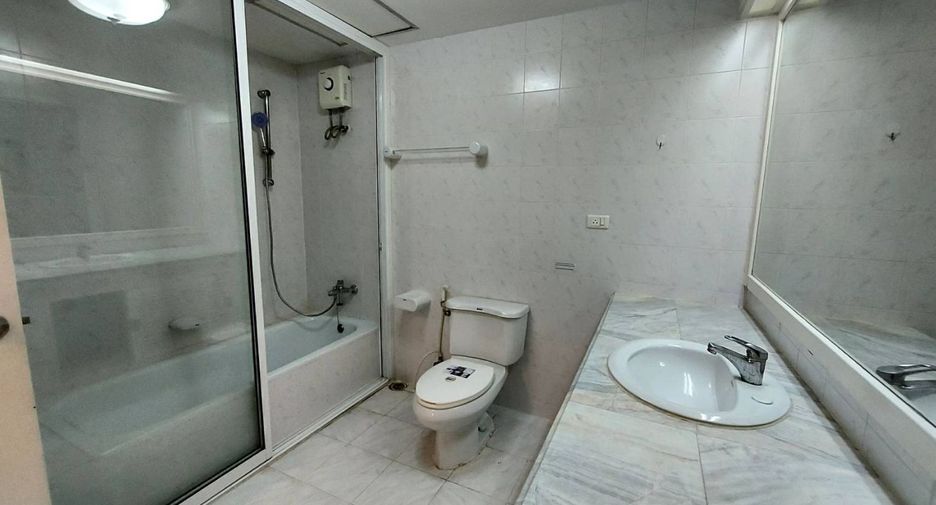 For rent 3 bedrooms condo in Pathum Wan, Bangkok