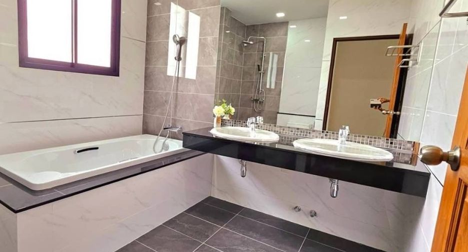 For rent 4 bedrooms house in Mueang Chiang Mai, Chiang Mai