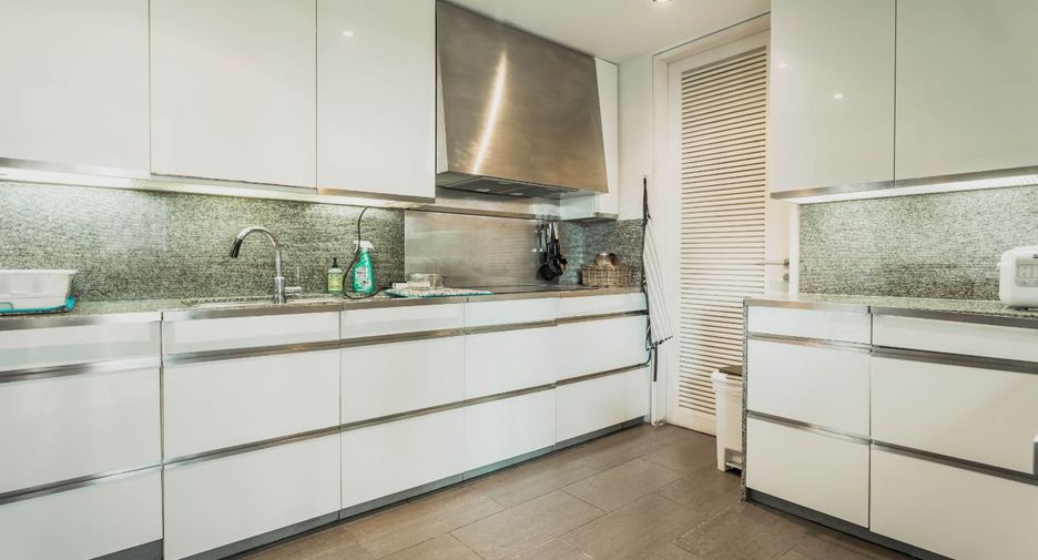 For rent 3 bedrooms condo in Sathon, Bangkok