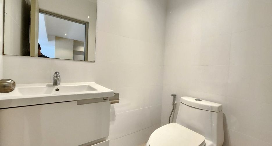For rent 2 bedrooms apartment in Khlong Toei, Bangkok