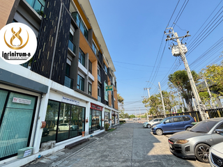 For sale 4 Beds retail Space in Bang Phli, Samut Prakan