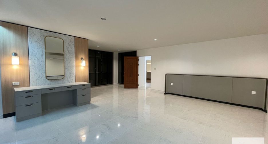 For rent 4 bedrooms apartment in Khlong Toei, Bangkok