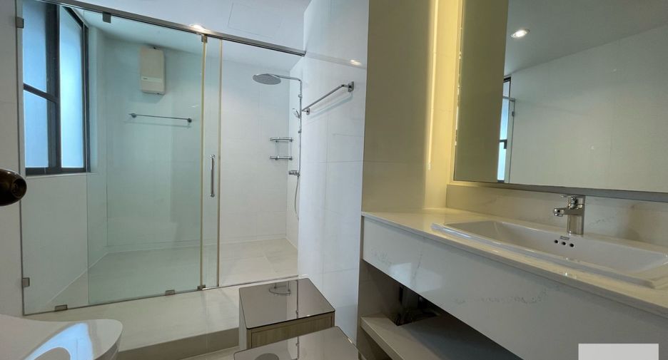 For rent 4 bedrooms apartment in Khlong Toei, Bangkok