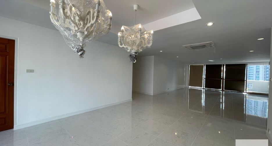 For rent 4 bedrooms apartment in Khlong Toei, Bangkok