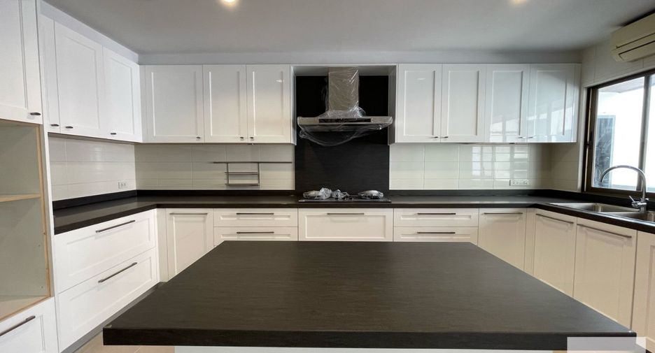 For rent 4 bedrooms apartment in Khlong Toei, Bangkok