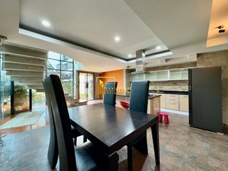 Reihenhaus zur Miete mit 2 Zimmer in Khlong Toei, Bangkok