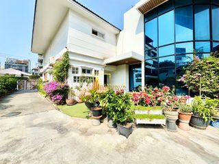Reihenhaus zur Miete mit 2 Zimmer in Khlong Toei, Bangkok