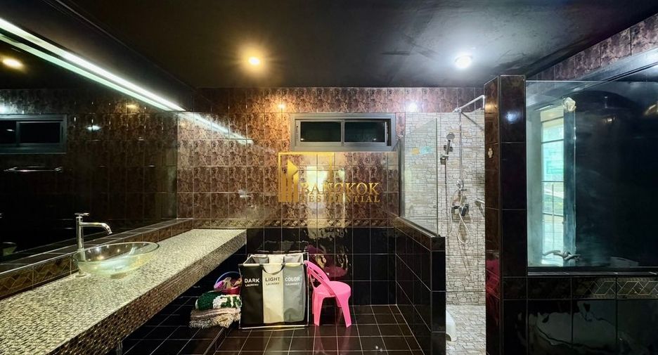 Reihenhaus zur Miete mit 2 Zimmer in Khlong Toei, Bangkok