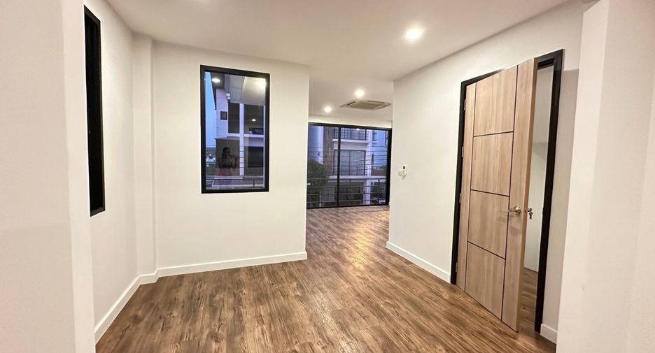 For sale 3 bedrooms house in Saphan Sung, Bangkok