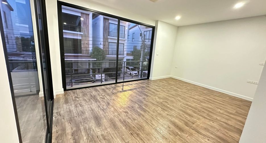 For sale 3 bedrooms house in Saphan Sung, Bangkok
