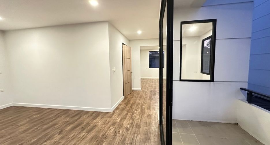 For sale 3 bedrooms house in Saphan Sung, Bangkok
